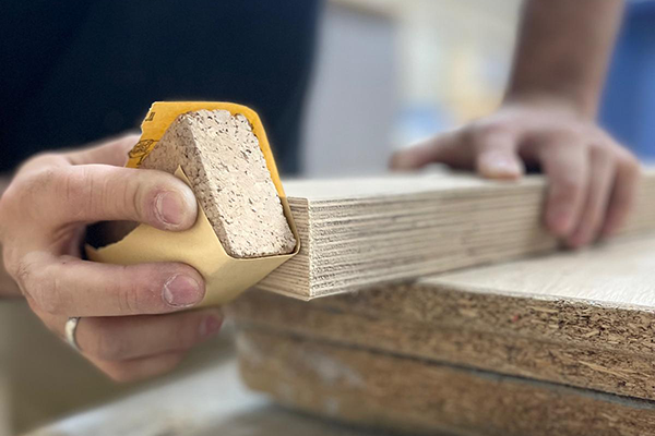 kempkes-schreinerei-oberhausen-schleifein Schleifarbeiten der Schreinerei Kempkes aus Oberhausen.